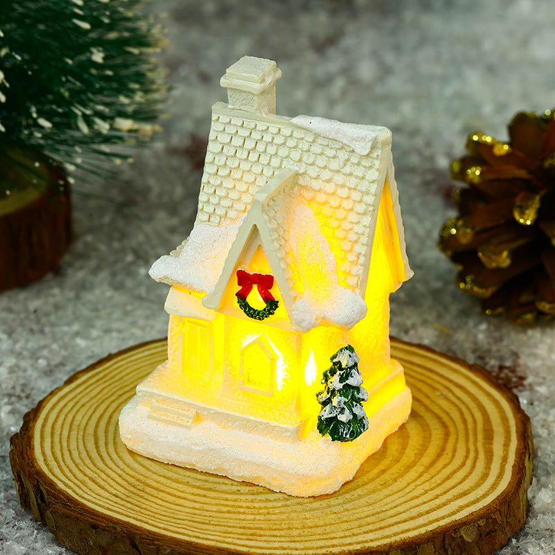 Beleuchtetes Weihnachtsdorfhaus mit festlicher Dekoration Brehn