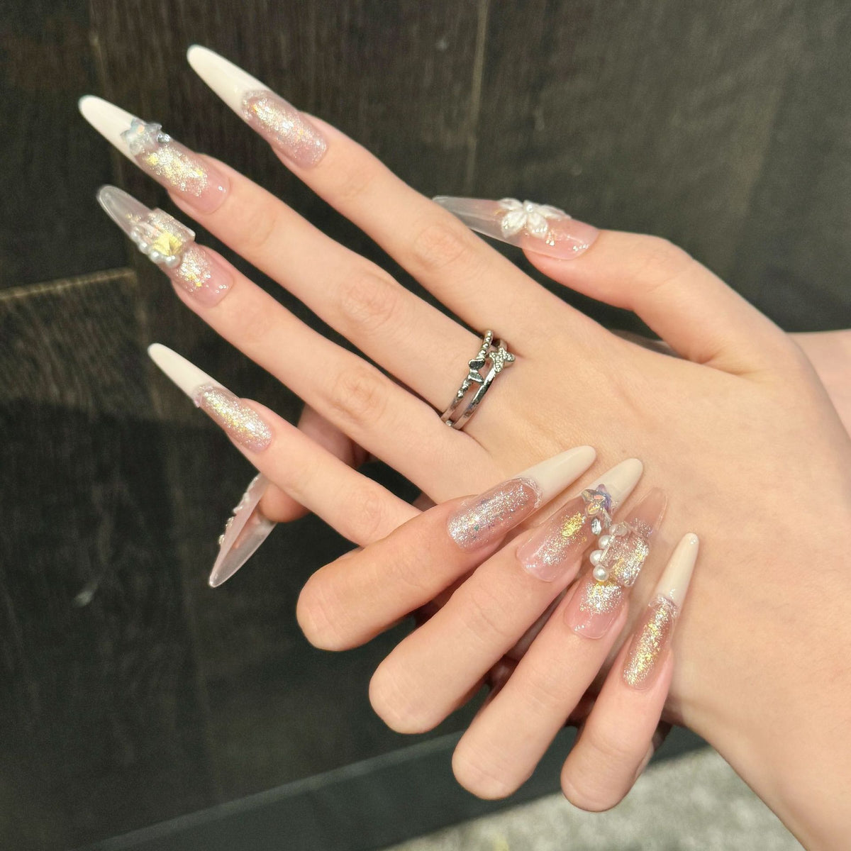 Dekorativer Press-On Nagelset mit glamourösen Perlen- und Glitzerakzenten