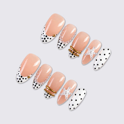 Kunstnagelset mit eleganten Perlen- und Punkten-Akzenten Brehn