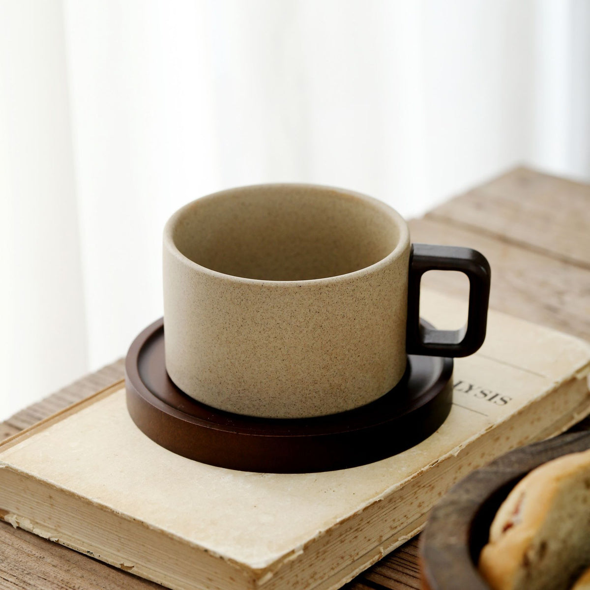 Keramikbecher mit Holzgriff und Untertasse