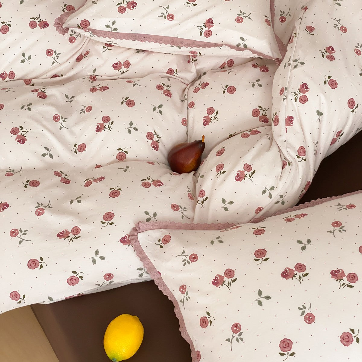 Fein gewebte Baumwoll-Perkal-Bettwäschegarnitur mit zartem Blumenprint und gehäkelter Spitzenkante
