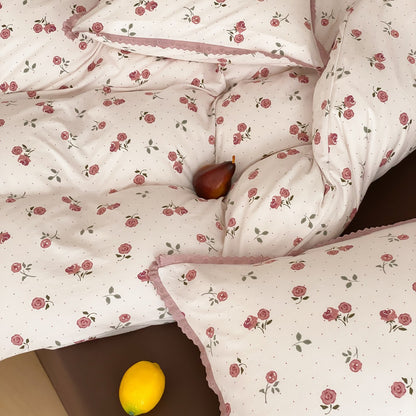 Fein gewebte Baumwoll-Perkal-Bettwäschegarnitur mit zartem Blumenprint und gehäkelter Spitzenkante