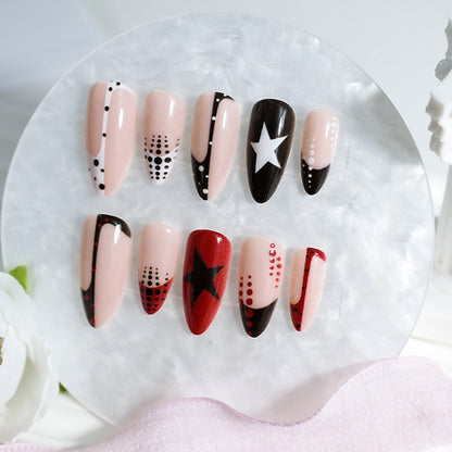 Kunstnagelset mit auffälligen Sternen- und Punkte-Designs Brehn