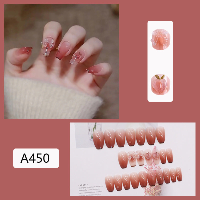 Glamouröse Kunstfingernägel mit Herz-Design und Glitzernden Akzenten Brehn