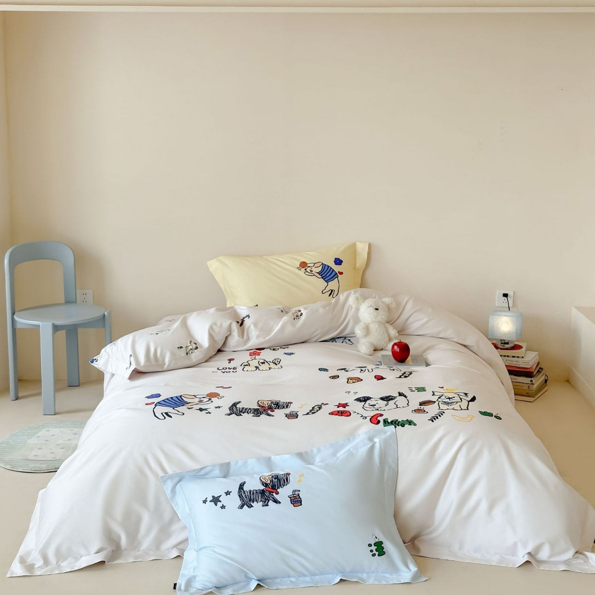 Bettgarnitur für Kinder aus Baumwollsatin mit kontrastierter Paspel und Welpenprint
