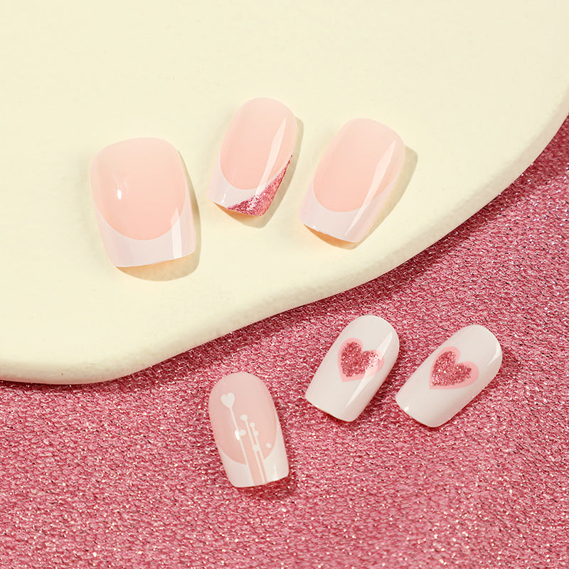 Kunstvolle Nageldesigns mit Herz- und Glitzerakzenten Brehn