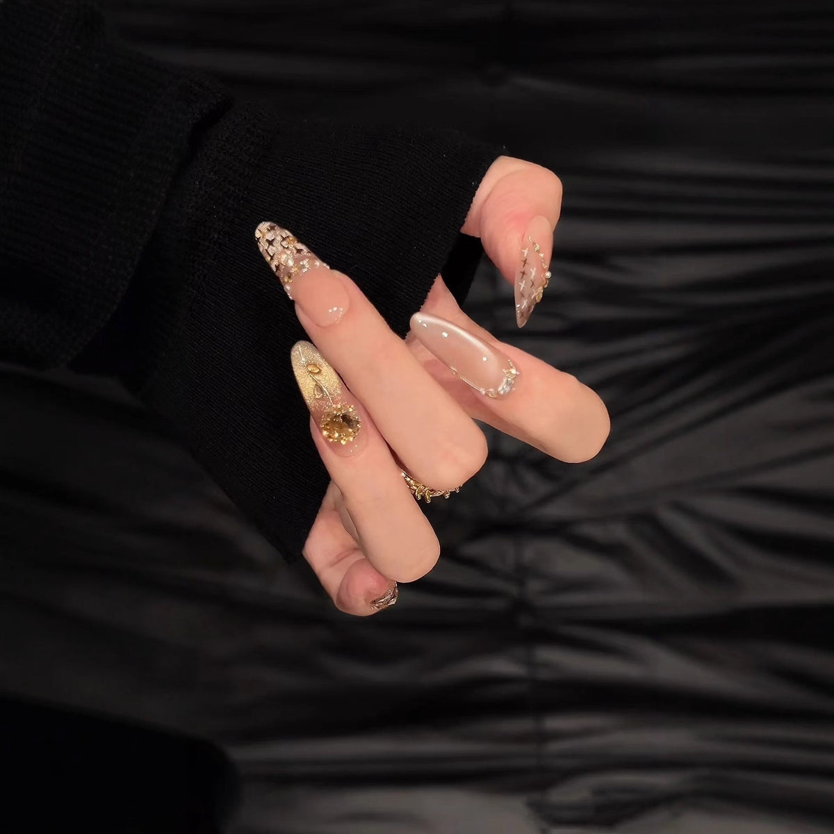 Glamouröse, mit Kristallen verzierte Nagelverlängerungen