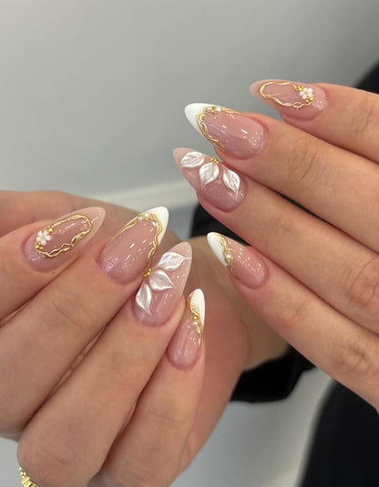 Elegante Press-On Nagelkunst mit goldenen Akzenten Brehn