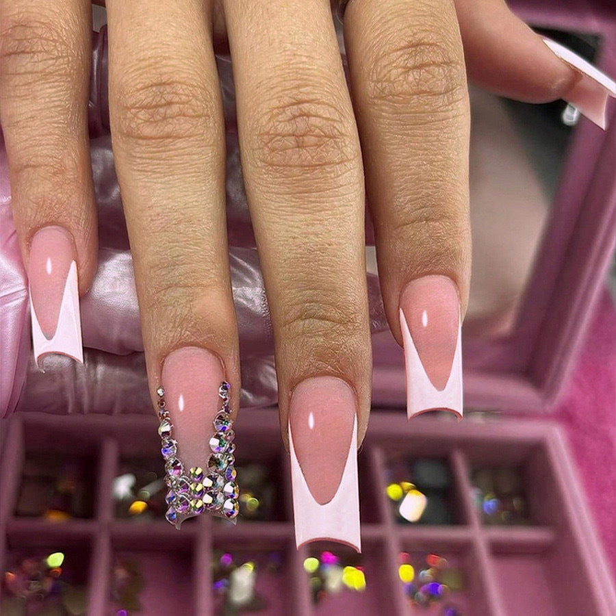 Stylische Nagelverlängerungen mit Glitzer-Design Brehn