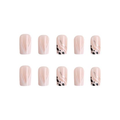 Kunstnagelset mit geometrischen Akzenten und elegantem Design Brehn