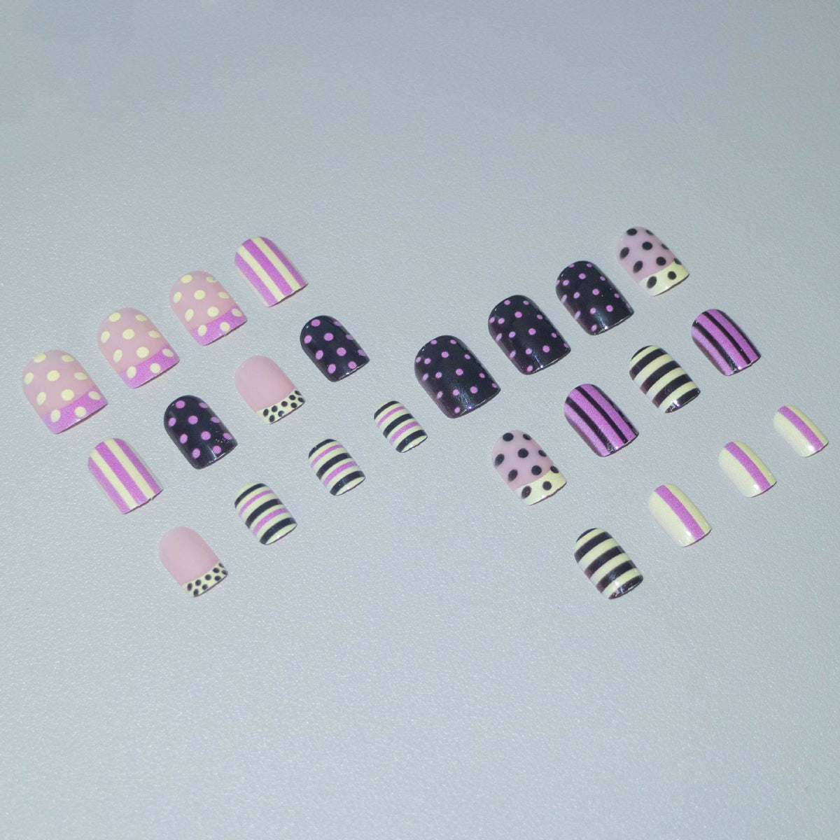 Künstlerisches Gestreiftes und Punktmuster Nagelkunst-Set