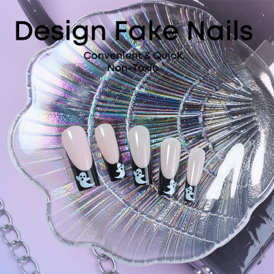 Kreatives Halloween Kunstnagelset mit gruseligen Geisterdesigns und Glitzer Brehn