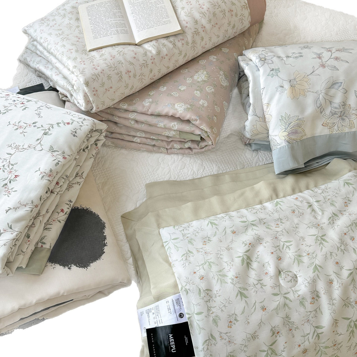 Geknöpftes Blumen-Rüsch-Bettüberwurf-Set mit wendbarem Leichtquilt und dekorativen Kissenbezügen