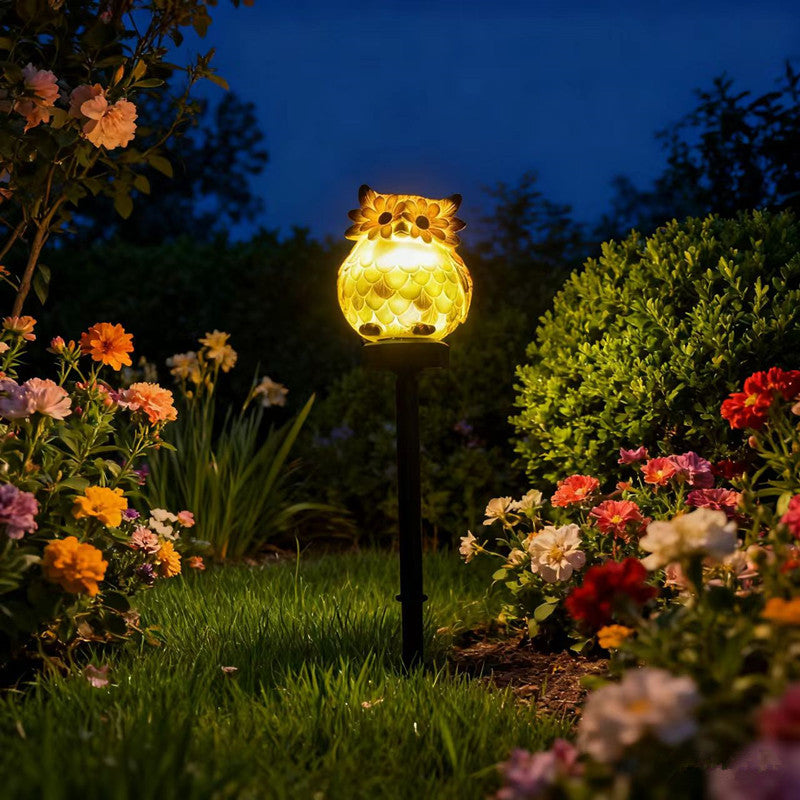 Verspielte solarbetriebene Eichhörnchen-Gartensteckerlampe mit integriertem Solarpanel und warmem LED-Glühen Brehn