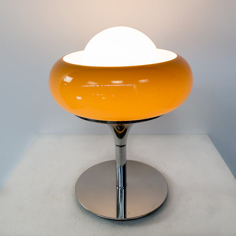 Moderne Tischlampe mit schlankem Metallfuß und sanftem Leuchtenschirm