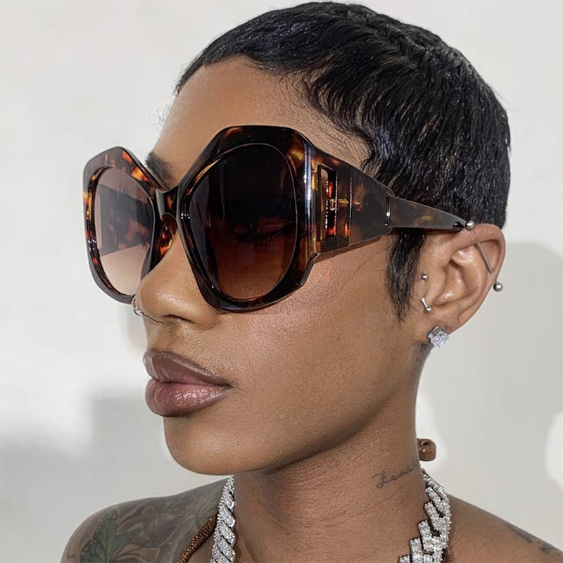 Damen oversized Sonnenbrille mit futuristischem Design Brehn