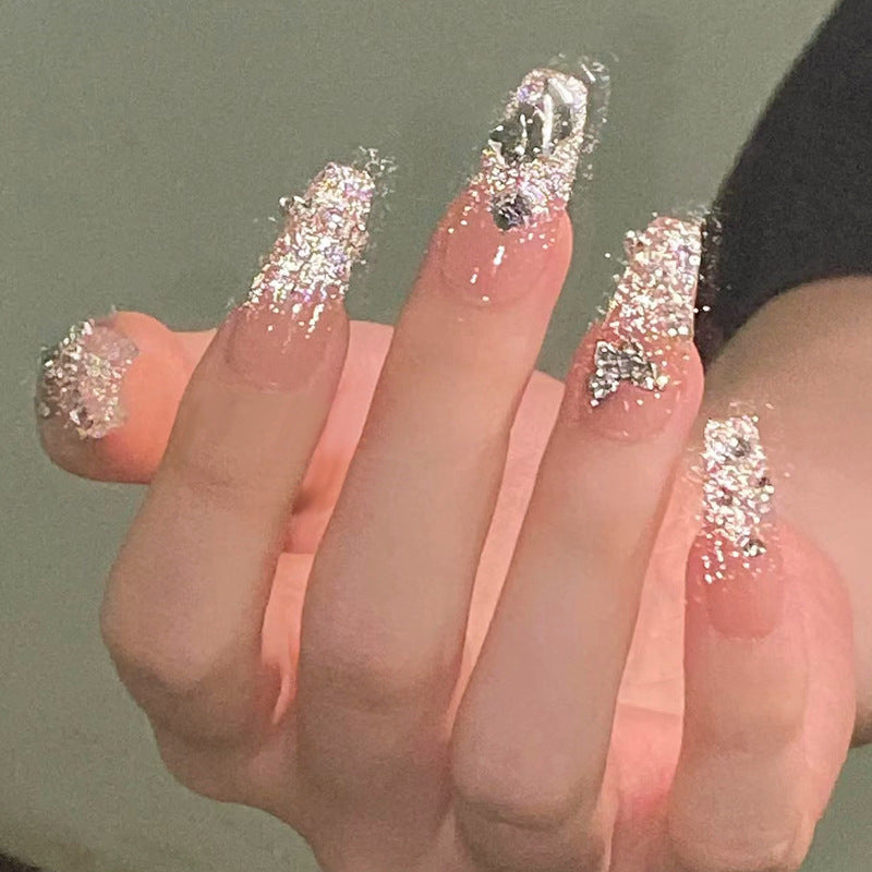 Glamouröse Kunstnägel mit funkelnden Strass und eleganten Designs Brehn