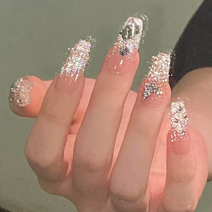 Glamouröse Kunstnägel mit funkelnden Strass und eleganten Designs Brehn