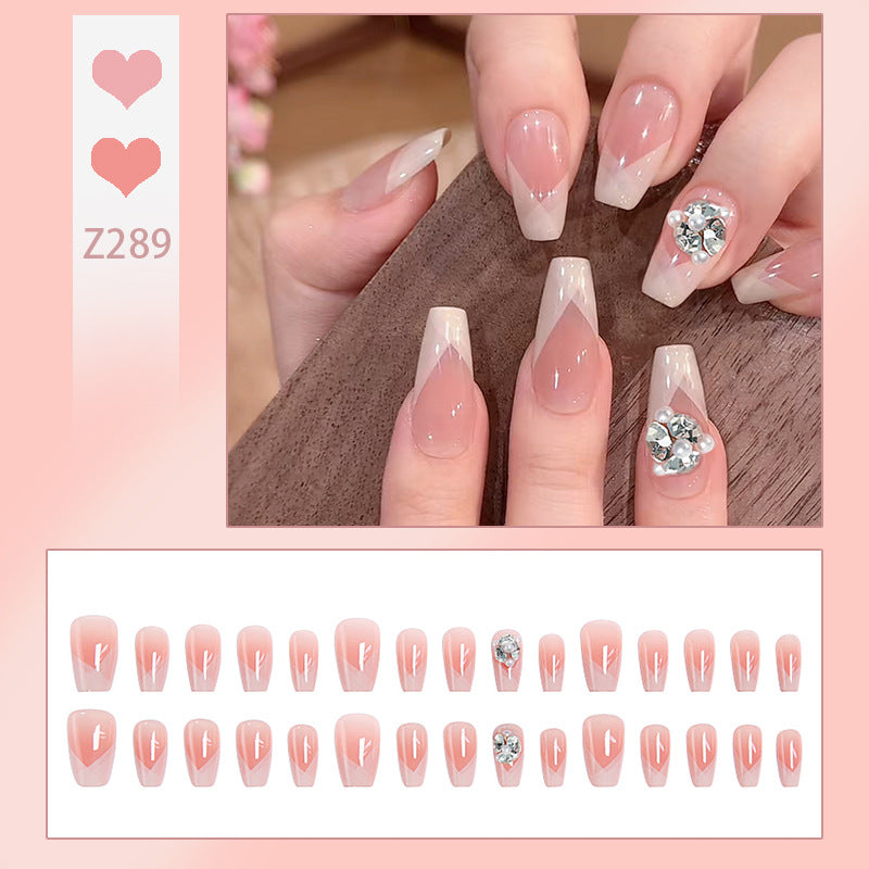 Kunstnagelset mit filigranen Spitzendesigns und glamourösen Strassakzenten Brehn