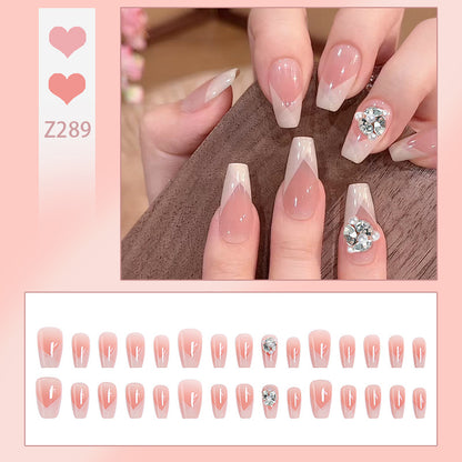 Kunstnagelset mit filigranen Spitzendesigns und glamourösen Strassakzenten Brehn