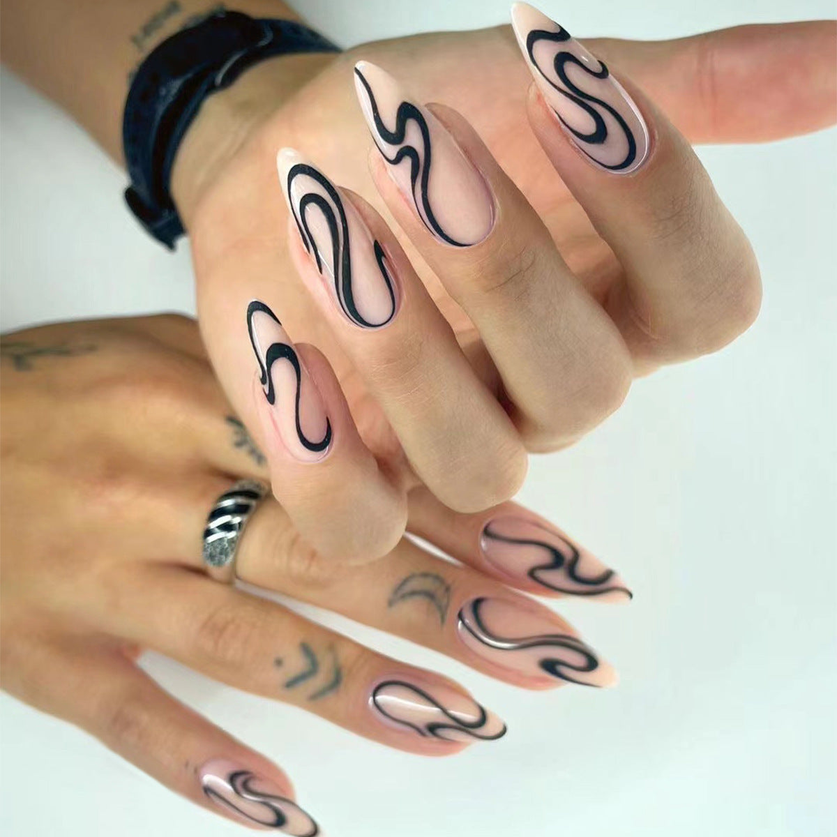 Kunstvolle Nagelverlängerungen mit modernem Design und eleganten Linien Brehn