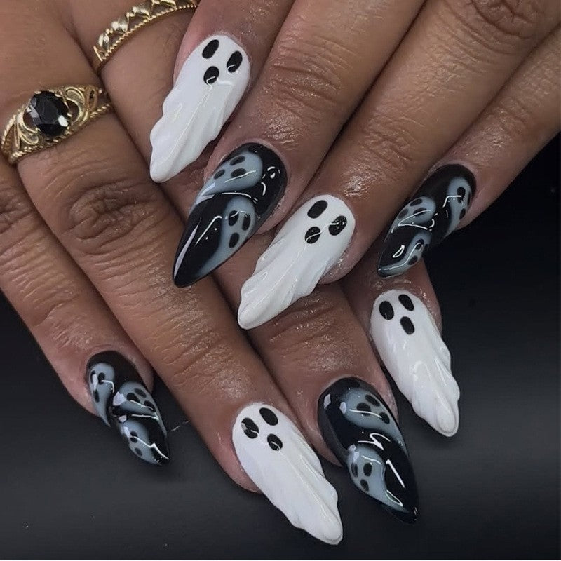 Kunstnagelset mit gruseligem Gespenster-Design Brehn