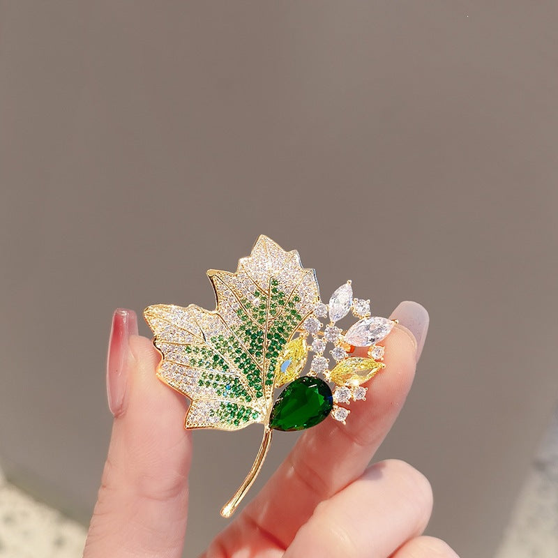 Exquisite Blätterbrosche mit Funkelnden Kristallen Brehn