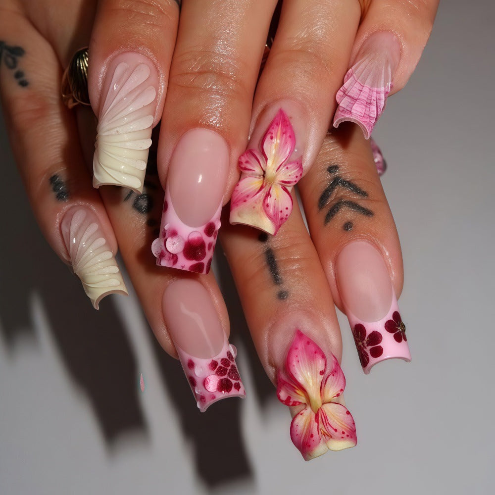Kunstnägel Set mit eleganten floralen Designs Brehn