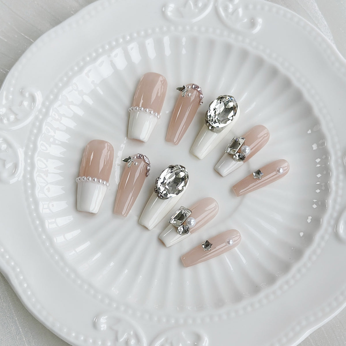 Dekoratives Press-On-Nagelkunst-Set mit Strassverzierungen