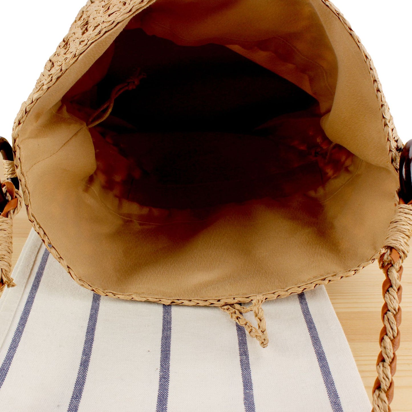 Handtasche Aus Handgewebtem Naturmaterial mit Dekorativem Verschluss Brehn