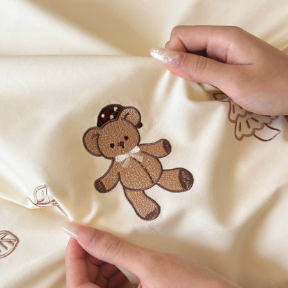 Gestickte Bettwäsche-Garnitur mit Rüschensaum, Teddy-Motiv und Zierkissen