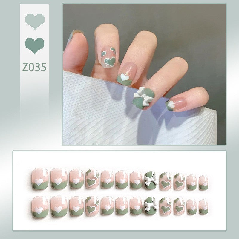 Kunstnagelset mit eleganten Glitzerverzierungen und schimmernden Akzenten Brehn