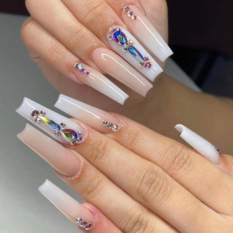 Nagelkunst mit Herz- und Lippenmotiven Brehn