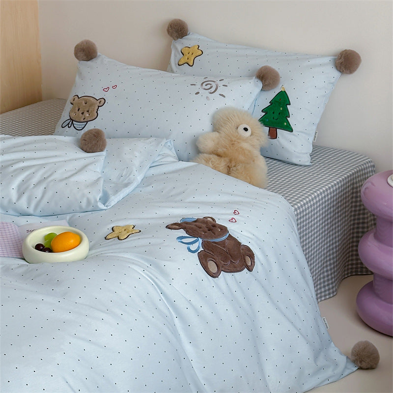 Kinder-Bettwäschegarnitur aus Baumwollsatin mit 3D-Teddy-Applikationen und Bommel-Ecken