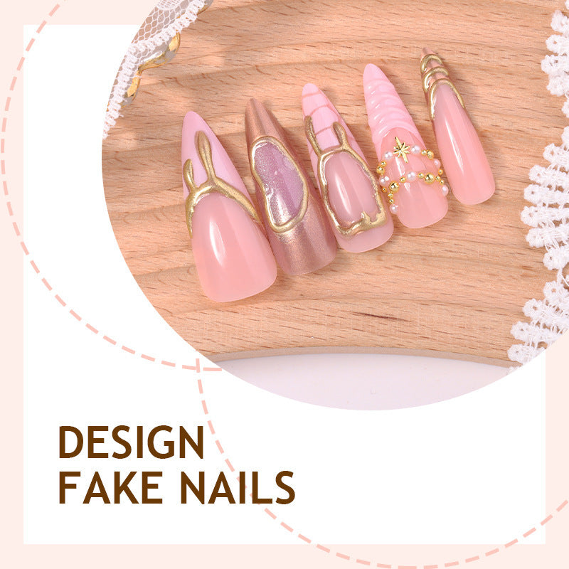 Kunstnagelset mit glamourösen Goldakzenten und eleganten Designs Brehn