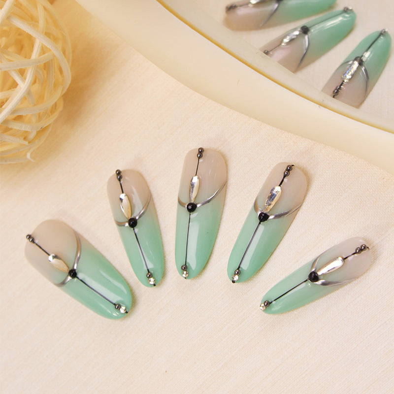 Kunstnagelset mit elegantem Ombre-Effekt und glamourösen Verzierungen Brehn