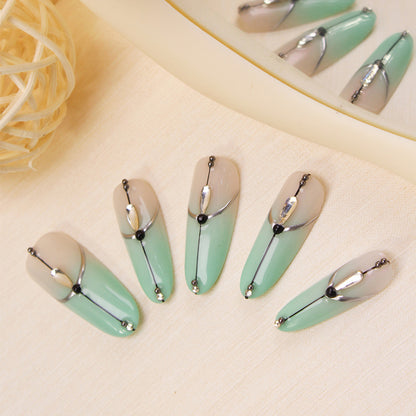 Kunstnagelset mit elegantem Ombre-Effekt und glamourösen Verzierungen Brehn