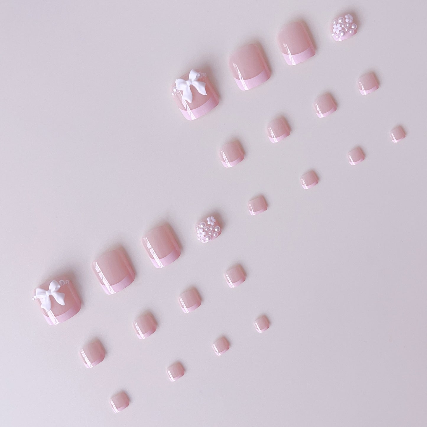 Fußnagelkunstset mit niedlichen 3D-Schleifen- und Perlverzierungen Brehn