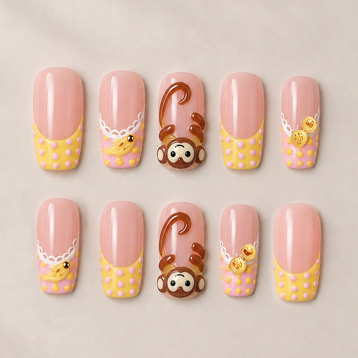 Kunstnagelset mit verspielten Tiermotiven und eleganten Verzierungen Brehn