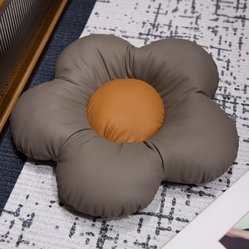Gepolstertes Sitzkissen in Blumenform mit Kunstleder‑Mittelstück und flauschiger Randpolsterung