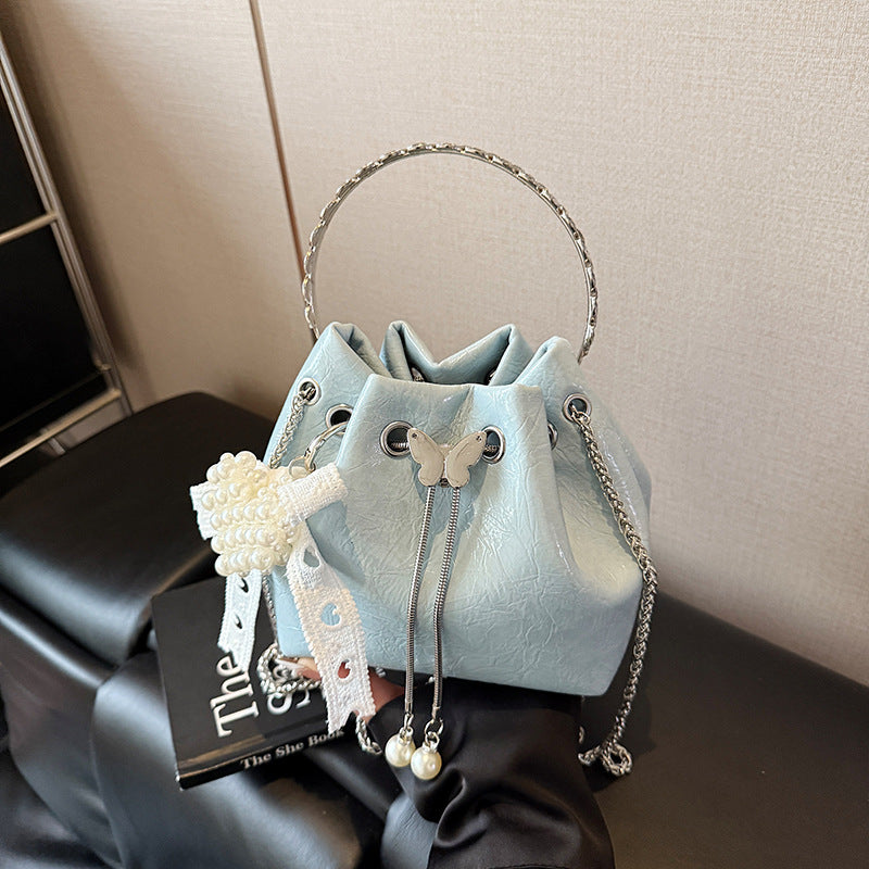 Stylische Handtasche mit Schmetterlingsdetail Brehn