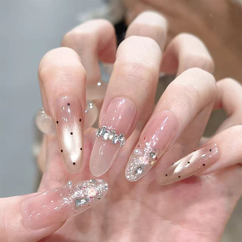 Kunstnagelset mit funkelnden Glitzer- und eleganten Schmuckdetails Brehn