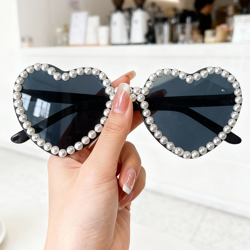 Herzförmige Sonnenbrille mit Perlenakzenten Brehn