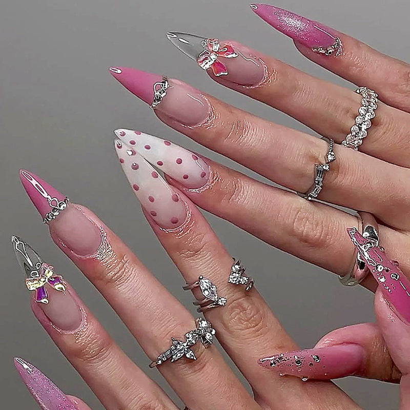 Kunstnagel-Designset mit glamourösen Glitzer- und Perlverzierungen Brehn