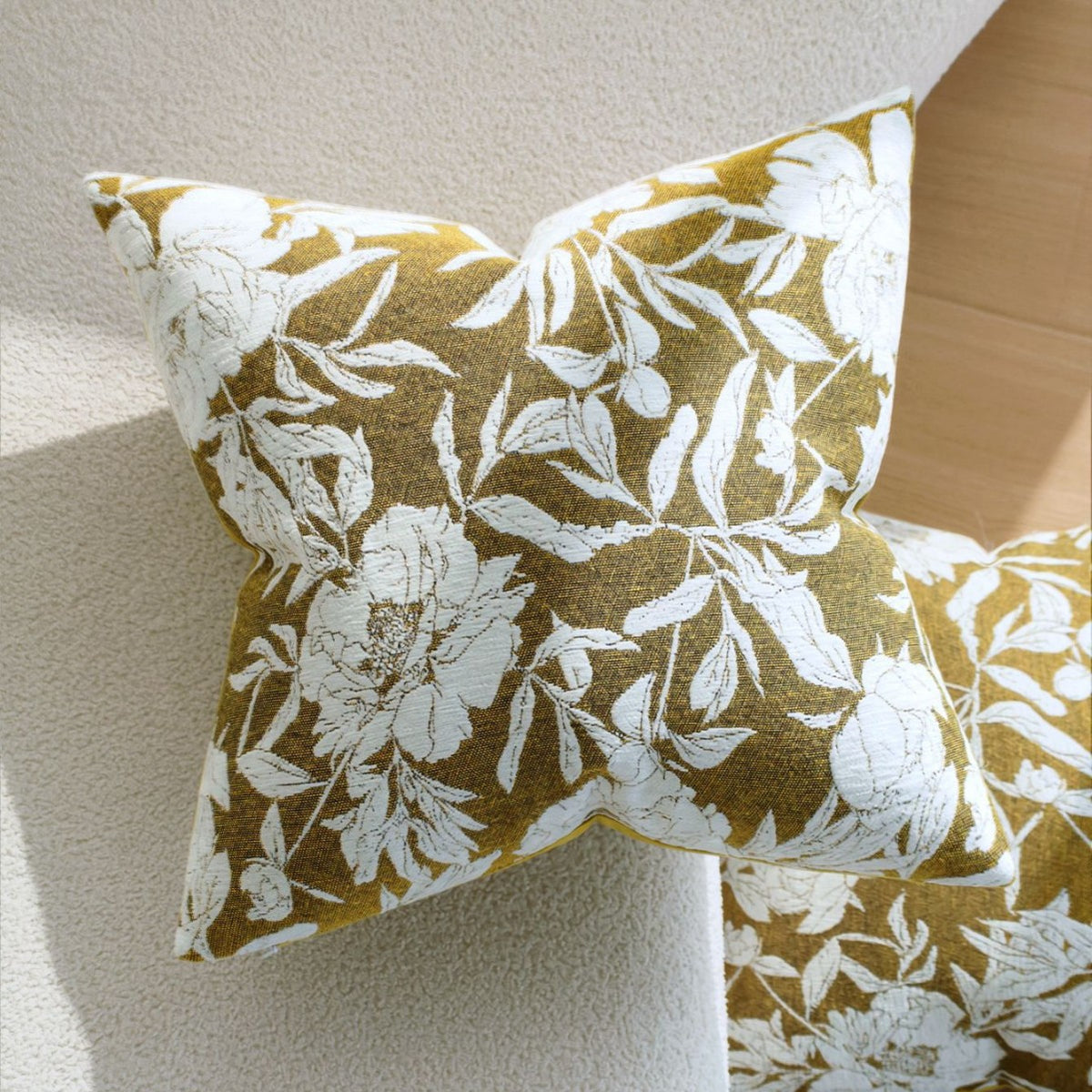 Quadratischer Zierkissenbezug mit großfloralem Jacquard und samtigem Rückenteil Brehn