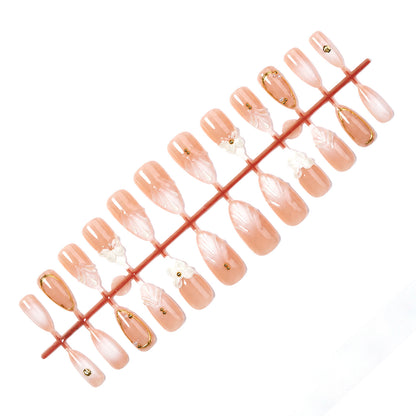 Kunstnagelset mit eleganten 3D-Motiven und goldenen Akzenten Brehn