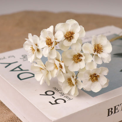 Dekorativer getrockneter Blumenstrauß
