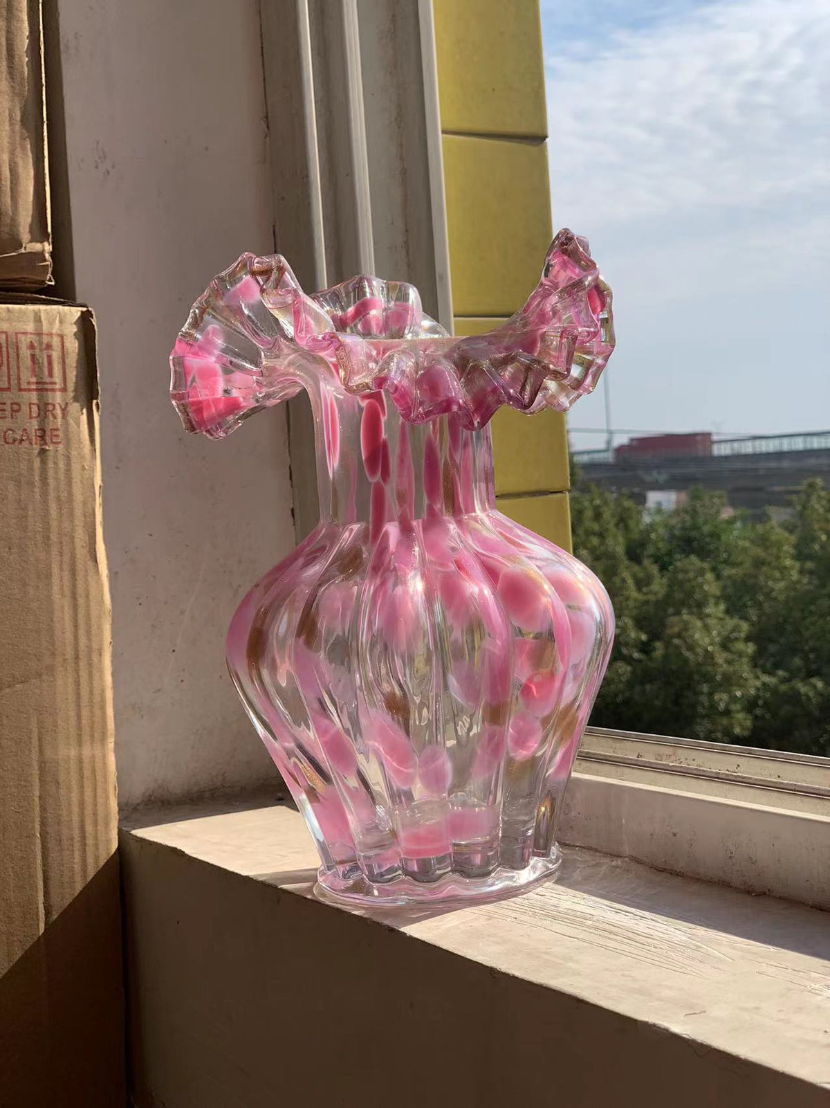 Mouthblown Ruffled-Rand bauchige Kunstglas Bud Vase Brehn