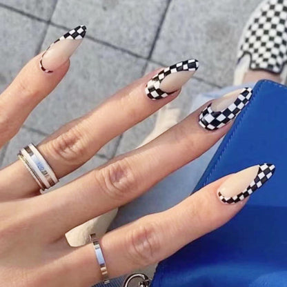 Kunstvolle Nagelverlängerungen mit elegantem Blattmuster Brehn