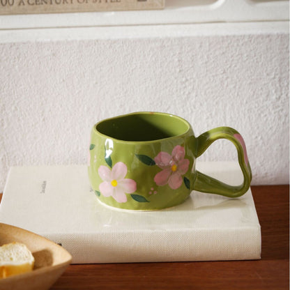 Keramikbecher mit handbemalten Streifen- und Blumen-Design